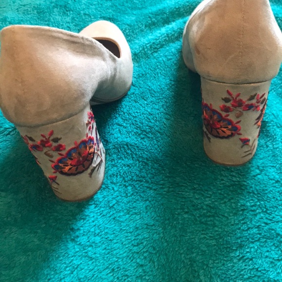 Restricted High Heels - Picture 3 of 4